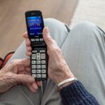 So funktioniert das Hausnotrufsystem für Senioren: Sicherheit und Unabhängigkeit im Alltag